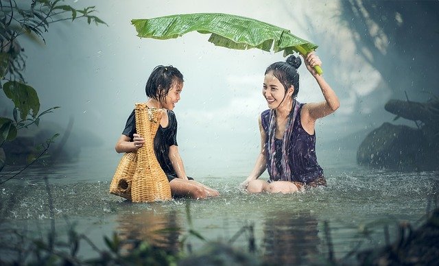 dívky v dešti.jpg